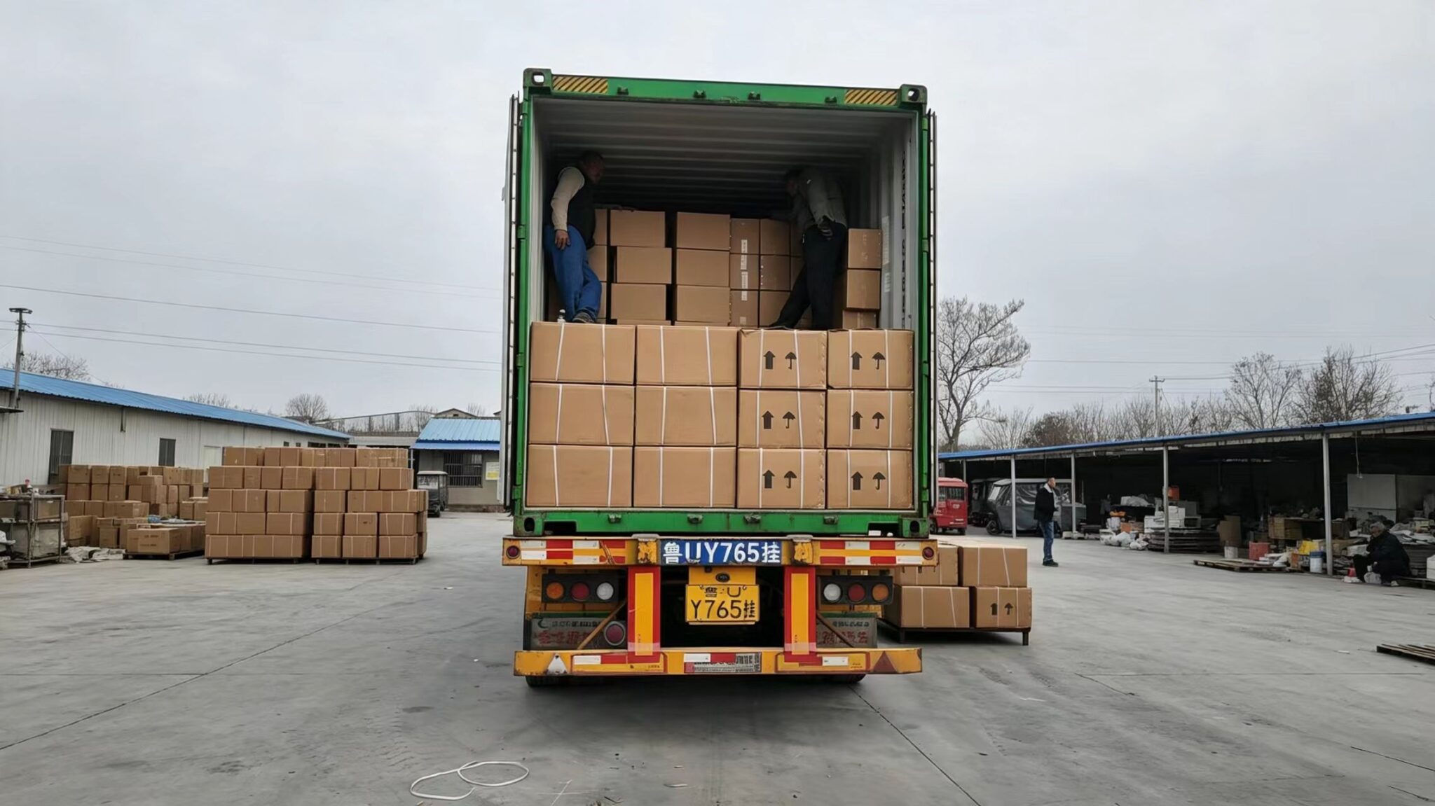 Home Sunto factory workers loading chaff cutter machines into container for overseas shipment