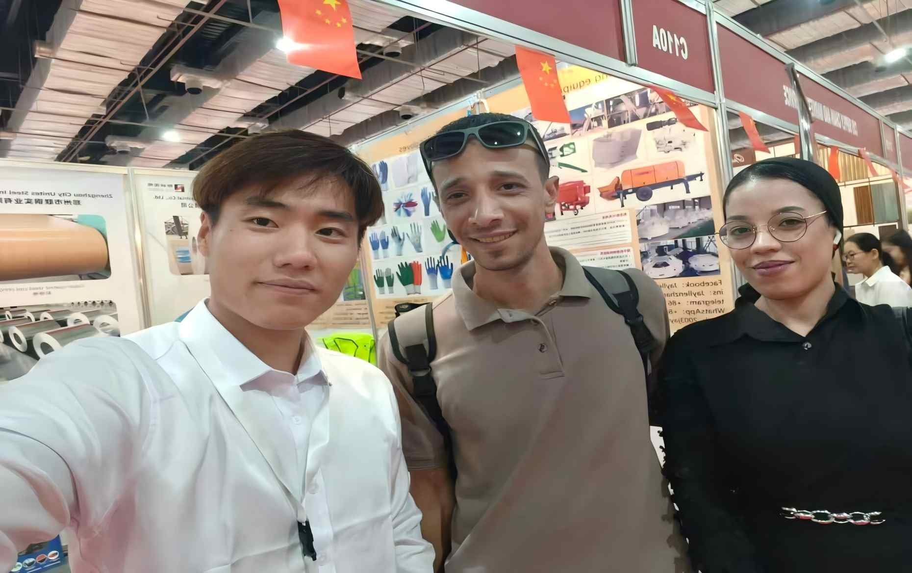 Sunto Machinery team selfie with international friends at Canton Fair