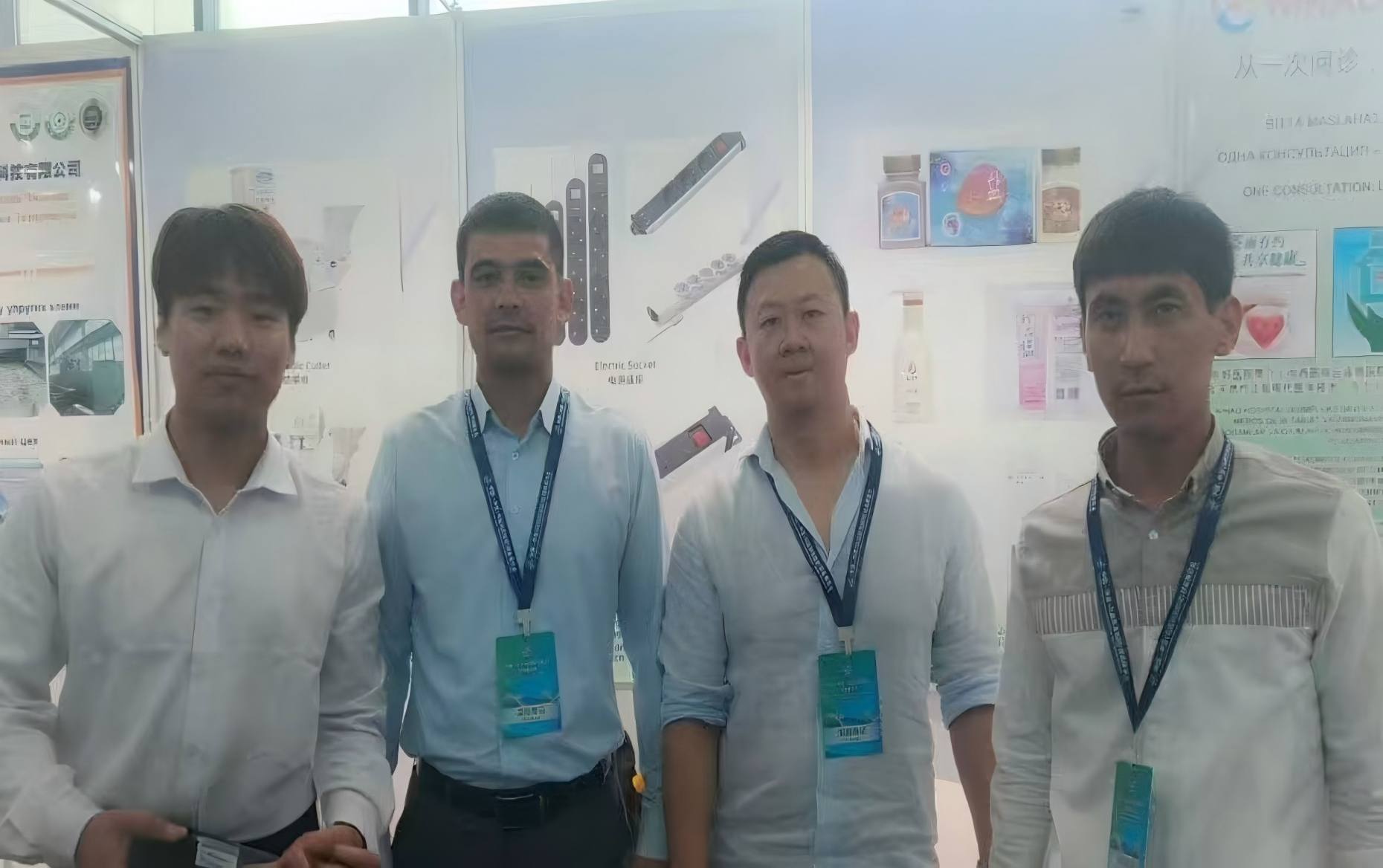 Sunto Machinery sales team at Canton Fair booth showcasing agricultural equipment