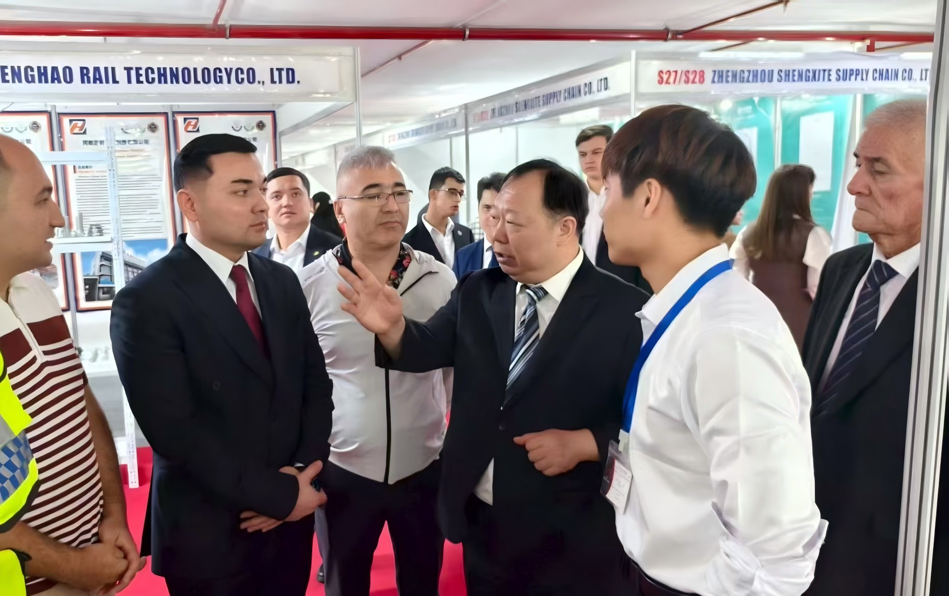 Sunto Machinery networking with government delegation at international export exhibition