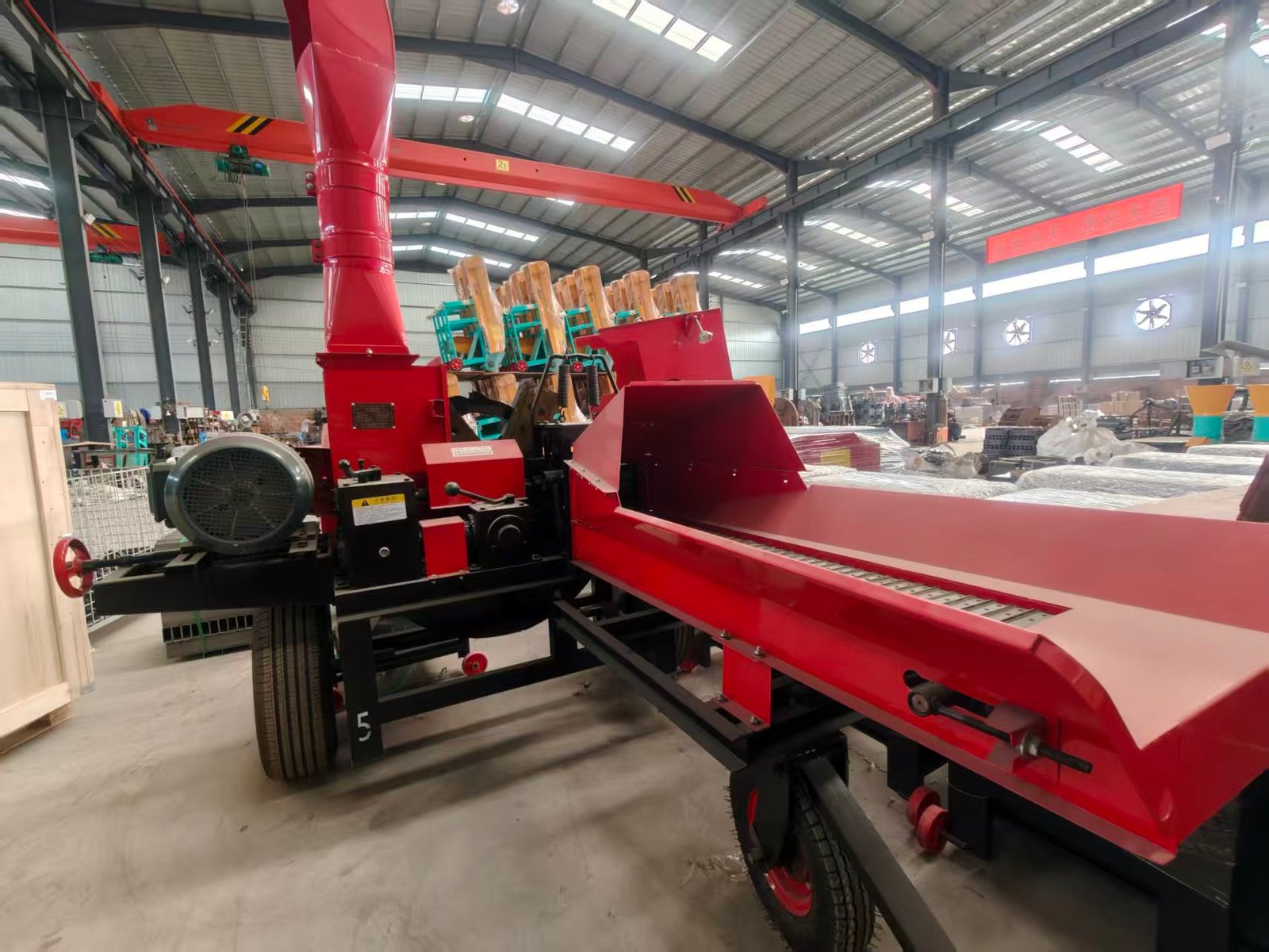 Sunto large chaff cutter machine with feeding conveyor belt and blower in Zhengzhou workshop